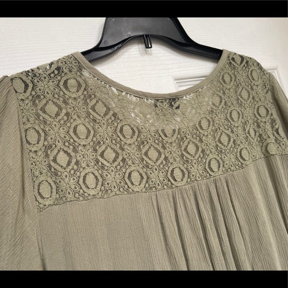 🍀Torrid top with ruffle sleeves and lace embellishments - Picture 12 of 17
